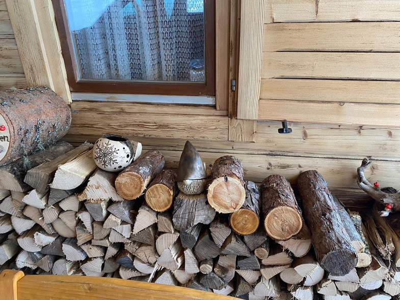 Genug Holz vor der Hütte