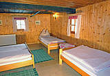 Zimmer mit Doppelbett und zwei Einzelbetten