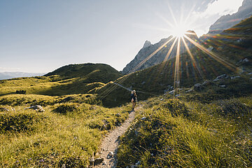 Frau bei sonnigem Wetter in den Bergen der Salzburger Sportwelt
