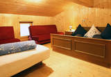 Zimmer mit Doppelbett und Schlafsofa