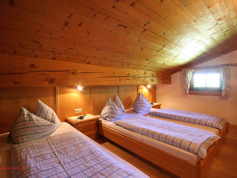 Zimmer mit Doppelbett und Einzelbett
