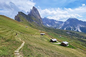 Markante Bergspitzen und saftig grüne Almwiesen im Südtiroler Grödnertal