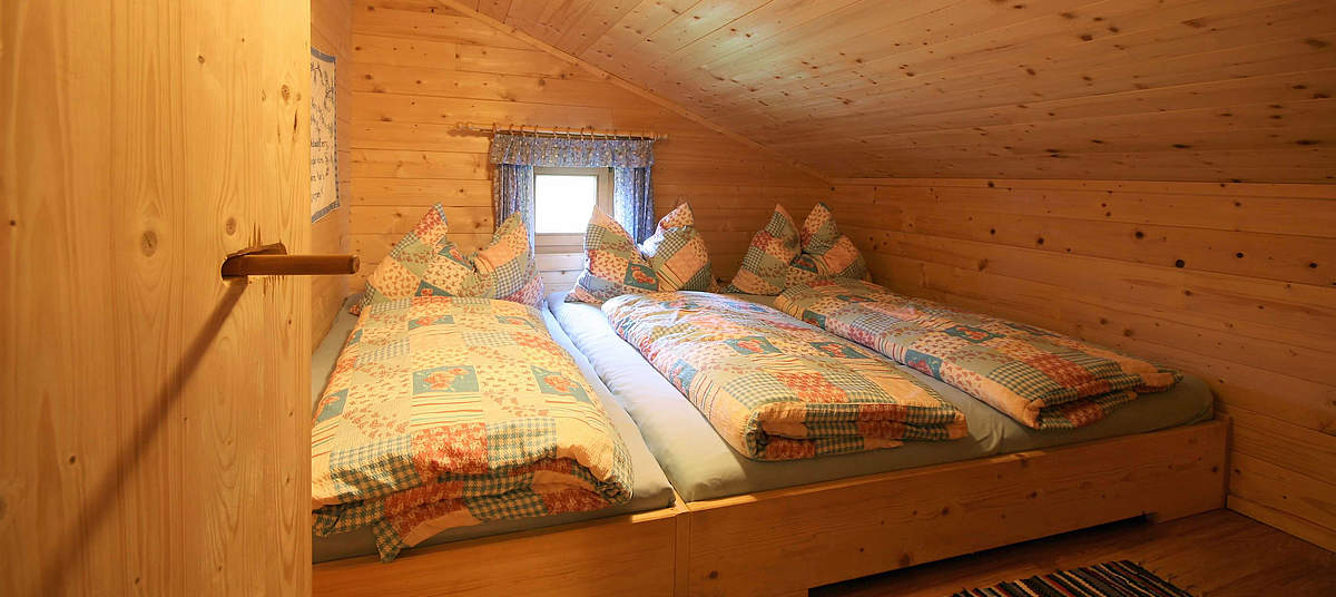 Bettenlager für drei Personen