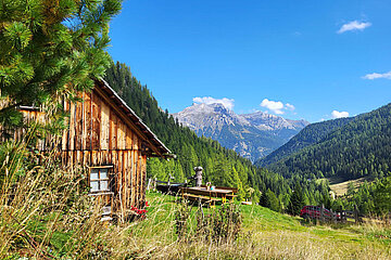 Eine Hütte in den Bergen, wunderschöner blauer Himmel
