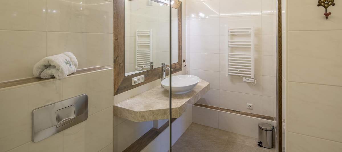 Bad mit Dusche und WC, Kaisersuite