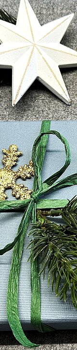 Geschenkpaket mit Weihnachtlicher Dekoration