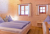 Zimmer mit Doppelbett und Einzelbett