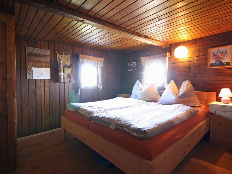 Zimmer mit Doppelbett und Schrank