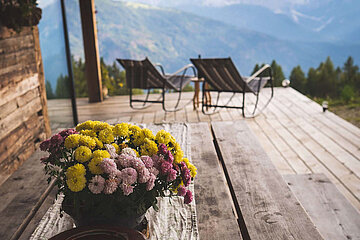 Terrasse mit buntem Blumenstrauß auf dem Tisch
