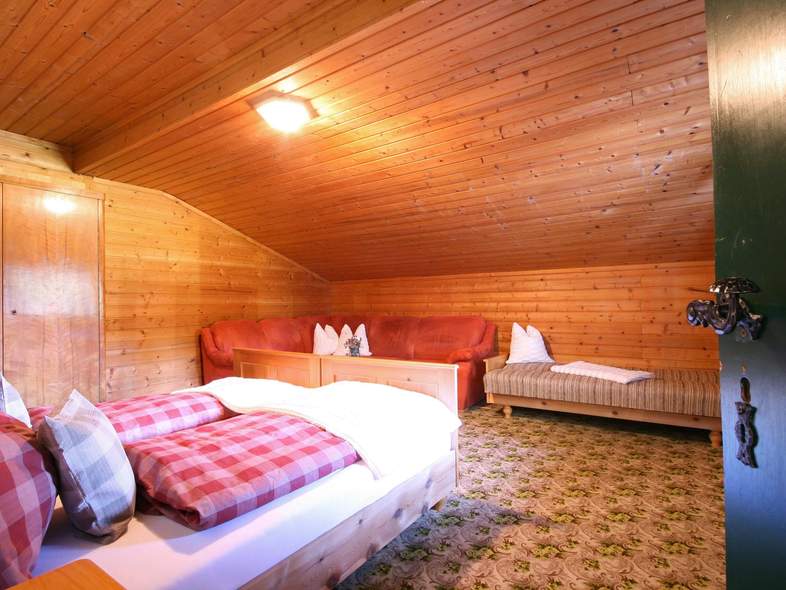 Schlafzimmer mit Doppelbett, Couch und Diwan