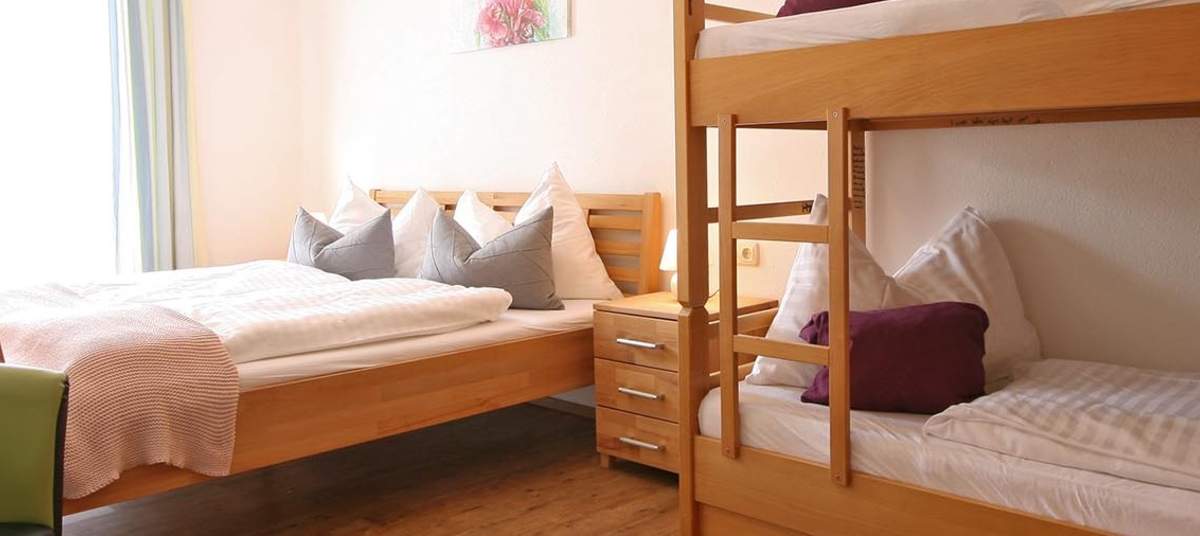 Schlafzimmer mit Stockbett und Doppelbett