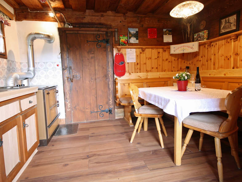 Wohnküche mit Holzofen und Esstisch