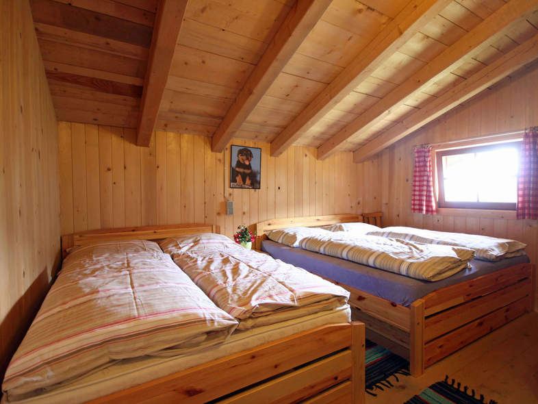 Schlafzimmer mit vier Betten