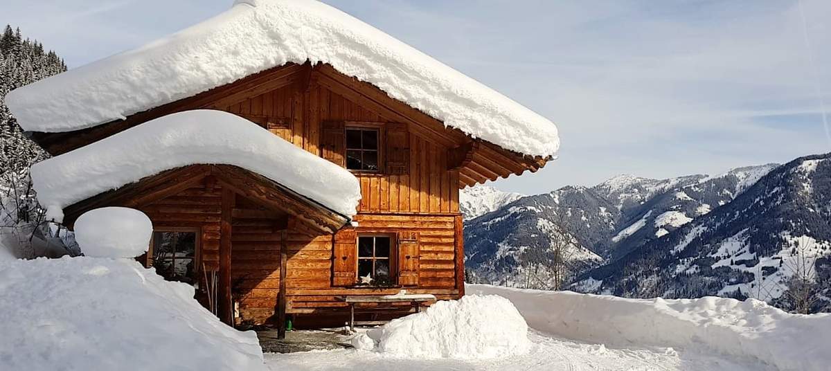 Verschneite Hütte in Gastein
