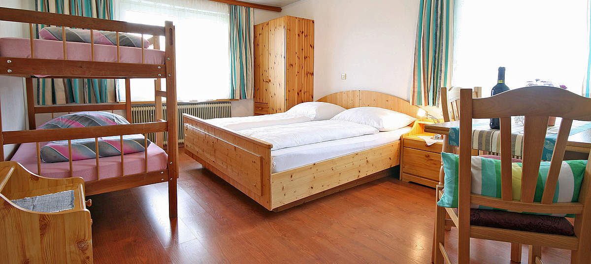 Zimmer mit Doppelbett und Stockbett