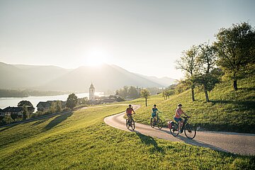 Radfahrer auf Radweg im Hintergrund der Wolfgangsee