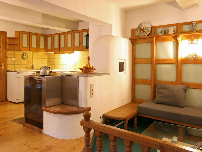 Wohnküche mit Holzofen und Sitzecke