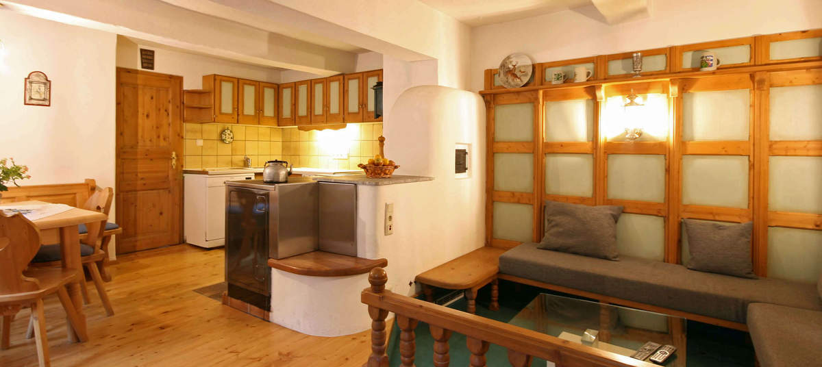 Wohnküche mit Holzofen und Sitzecke
