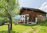 Bauernhaus mit möblierter Terrasse