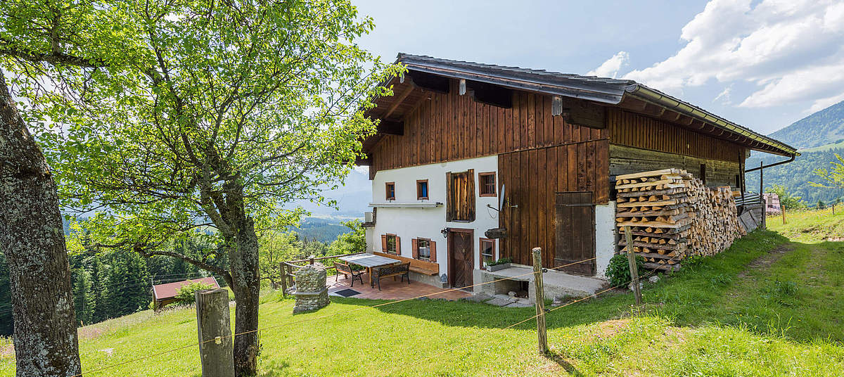 Bauernhaus mit möblierter Terrasse