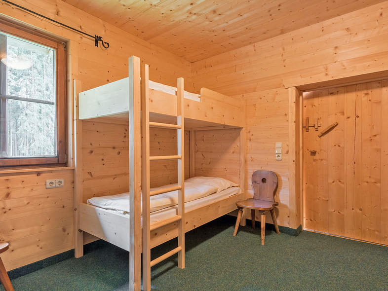 Schlafzimmer mit zwei Stockbetten 
