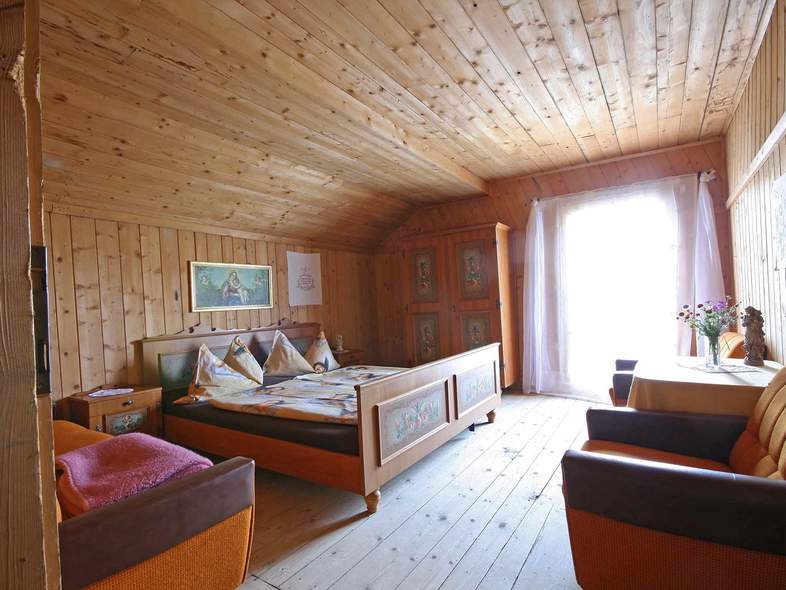 Schlafzimmer mit Doppelbett  und Ausgang zum Balkon