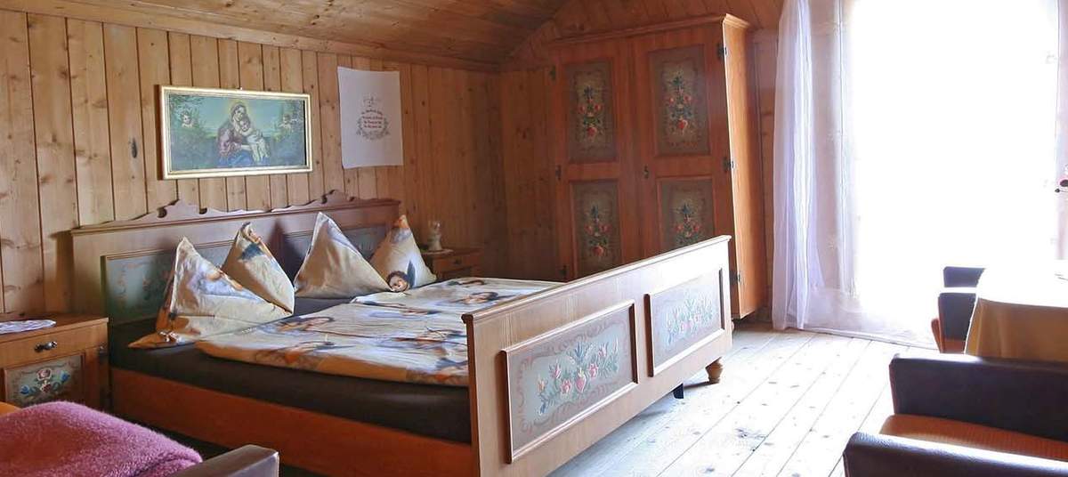 Schlafzimmer mit Doppelbett  und Ausgang zum Balkon