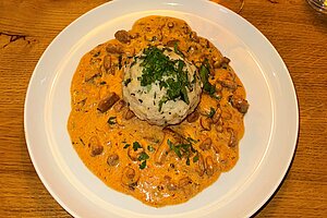 Genuss-Tipp der Woche Eierschwammerlgulasch auf einem Teller