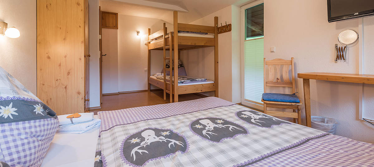 Zimmer mit Doppelbett und Stockbett