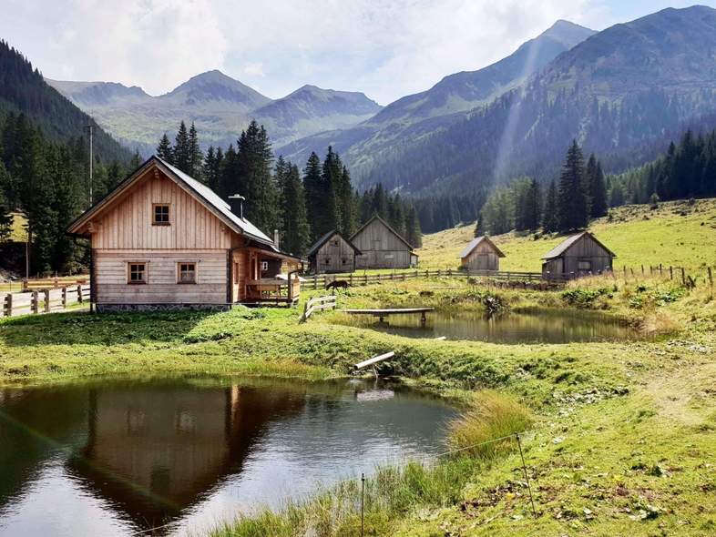 Berghütte mit Teich