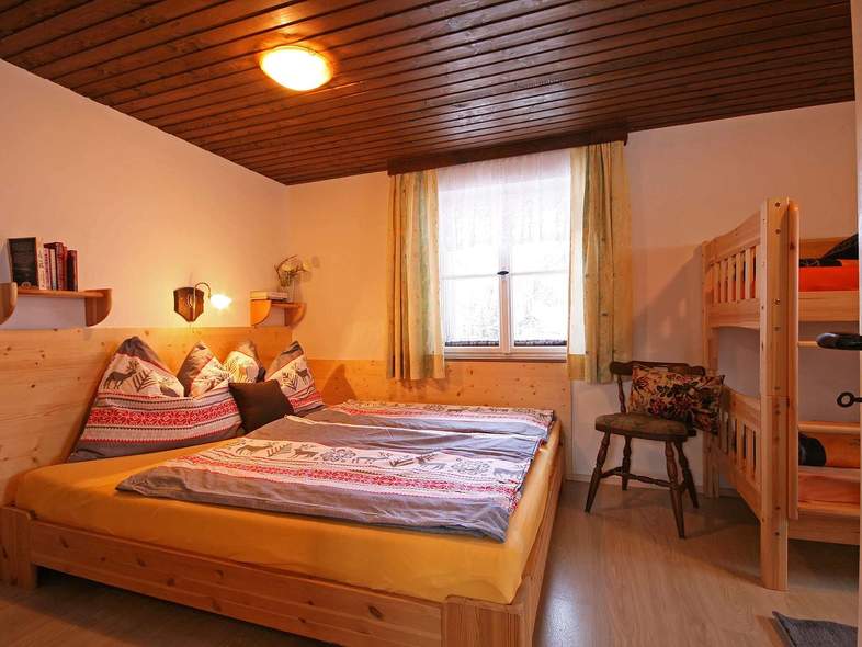 Schlafzimmer mit Doppel- und Stockbett