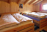 Schlafzimmer mit vier Betten