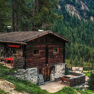Südtirol im Herbst: weniger Trubel, mehr Genuss. Zwischen den imposanten Dolomiten, idyllischen Weinbergen und endlos wirkenden Obstgärten zeigt sich die Wanderregion jetzt von einer besonders...