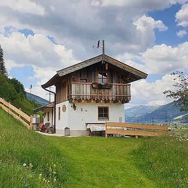 Du sehnst dich nach einer romantischen Auszeit in trauter Zweisamkeit? Almliesl liebt Hüttenromantik und hat deshalb eine exklusive Auswahl an Kuschelhütten für dich und deinen Schatz!