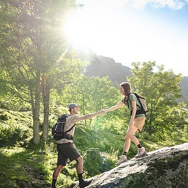 Raus aus dem Alltag und rein in die Natur! Zeit zu zweit fühlt sich draußen in den Bergen einfach anders an.