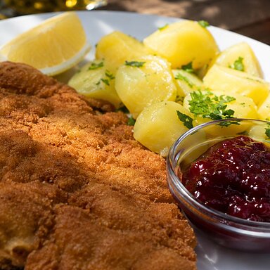 Sonntag ist Schnitzeltag! Wohl kaum ein Gericht bringt so viel österreichische Tradition auf den Teller wie ein frisch zubereitetes Wiener Schnitzel.