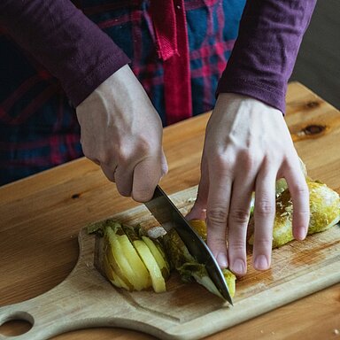 Hast du gewusst, dass du frisches Obst & Gemüse ganz leicht für den Winter haltbar machen kannst? Was früher ganz selbstverständlich zur Erntezeit gehörte, erlebt heute ein kleines Comeback: