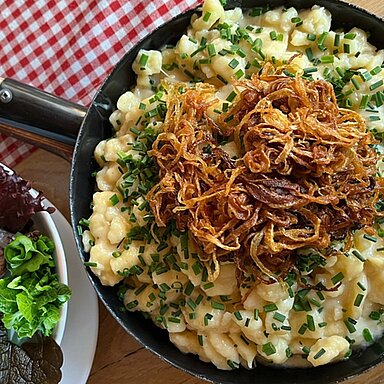 Beim gemütlichen Einkehrschwung auf der Skihütte musst du sie einfach probieren – die traditionellen, österreichischen Kasnocken!