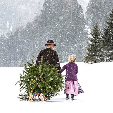 Glitzernde Schneefelder, urige Gemütlichkeit und das Gefühl, dem Christkind ganz nah zu sein … All das gehört zu einer magischen Bergweihnacht mit Almliesl.
