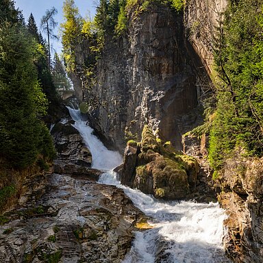 Manche Wanderwege belohnen dich nicht mit einem Gipfel, sondern mit dem Rauschen des Wassers. Diese fünf Wasserfälle gehören zu den schönsten Ausflugszielen in unseren Urlaubsregionen und zeigen,...