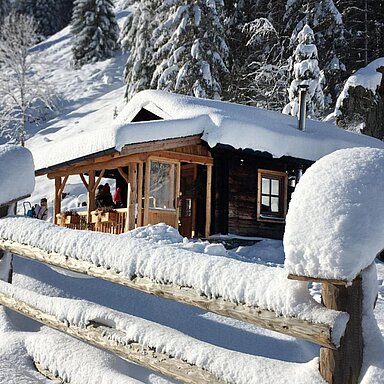 Mit den kühleren Tagen wächst die Sehnsucht nach Rückzug, Wärme und Romantik. ️ Eine lauschige Kuschelhütte mitten in den Bergen ist genau das richtige Platzerl für dich und deinen Schatz!