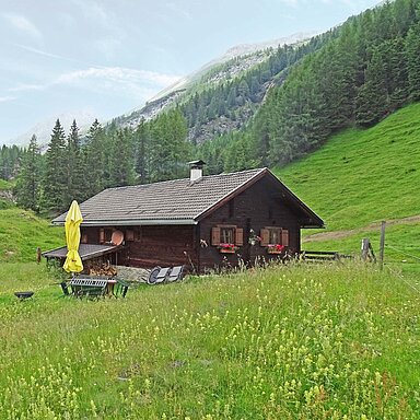 Ein Urlaub in Kärnten verbindet sanfte Bergwelten mit südlichem Lebensgefühl und einer Leichtigkeit, die dich sofort entschleunigen lässt.